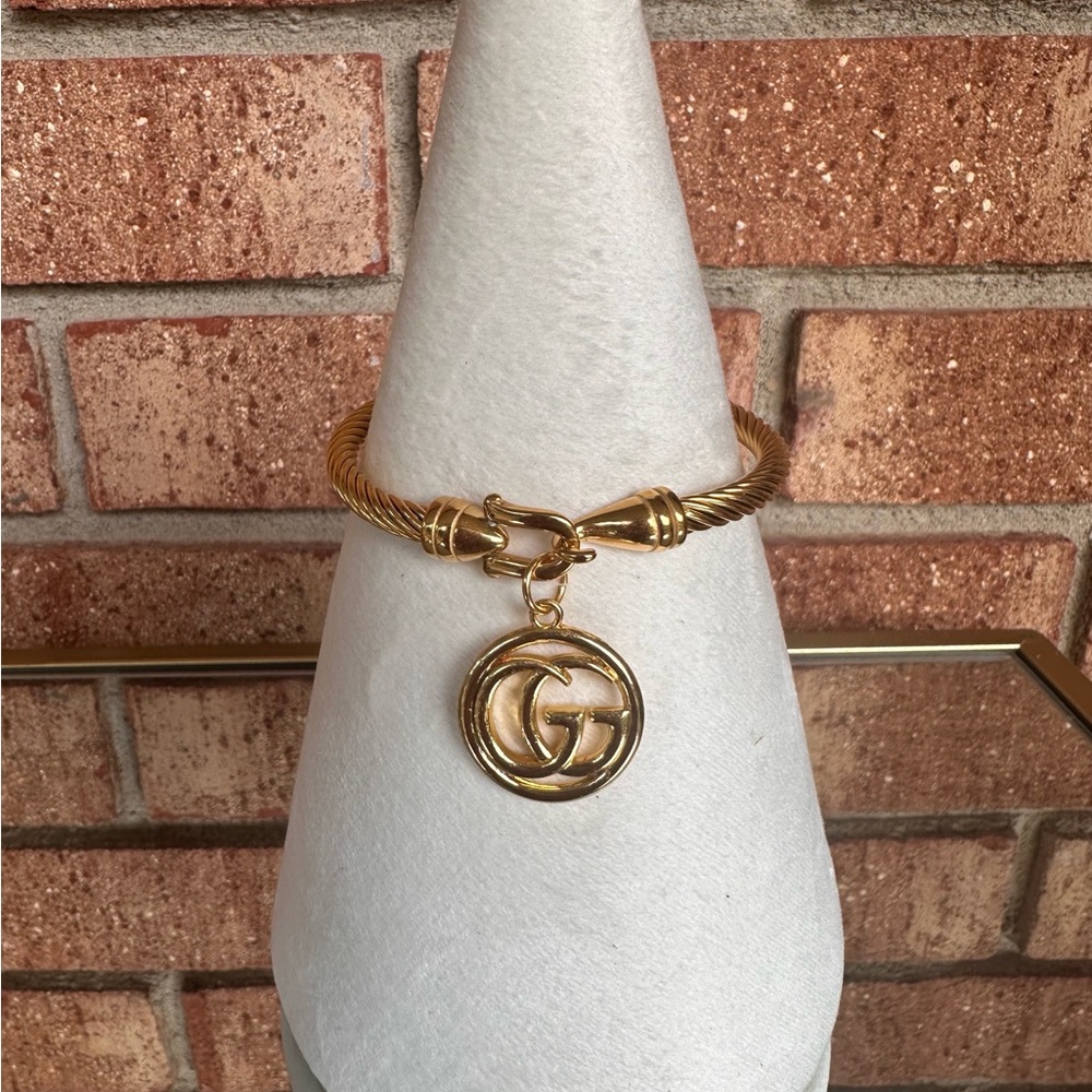 ✨ Vintage-Inspired Cable Bangle with Bold Gold-Tone Double G Medallion Charm ✨